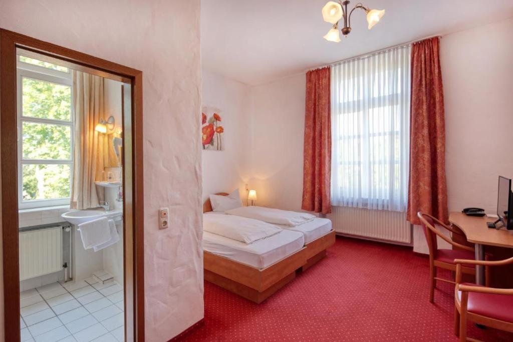 Hotel Restaurant Mathildenhof พุลไฮม์ ภายนอก รูปภาพ