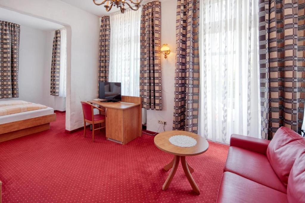 Hotel Restaurant Mathildenhof พุลไฮม์ ภายนอก รูปภาพ